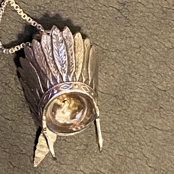 Vintage Sterling Silver Native American 🪶war bonnet/headdress Necklace🪶 1” - Picture 4 of 5
